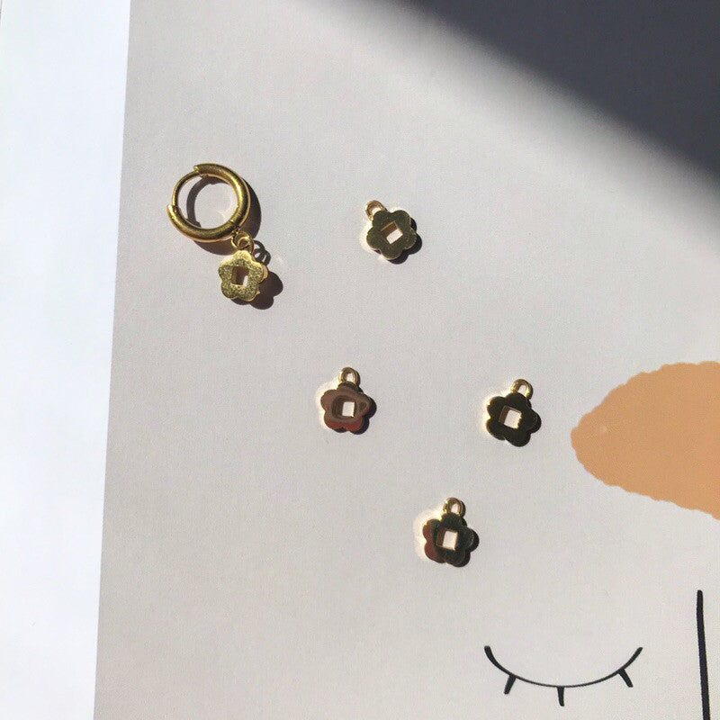 Small Flower pendant in gold stainless steel 1 pc/ pendant diy for jewellery necklace bracelet earrings handicraft
