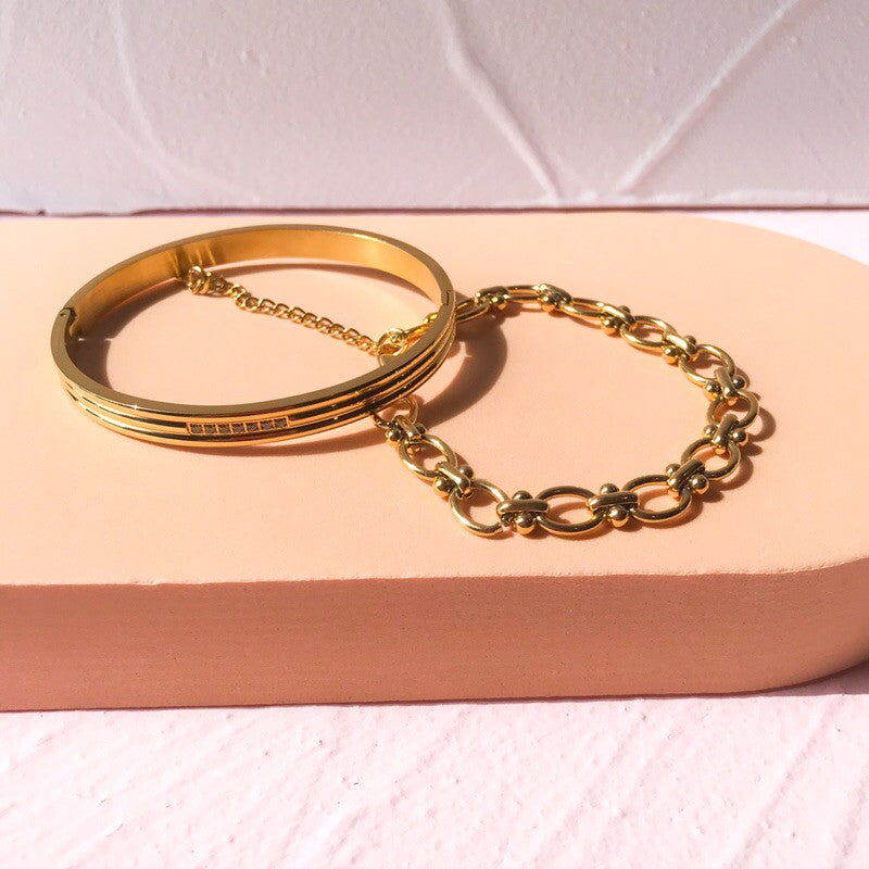Gold Bangle in Stainless steel material/ Bracelet jewellery for lady accessories fashion necklace earrings