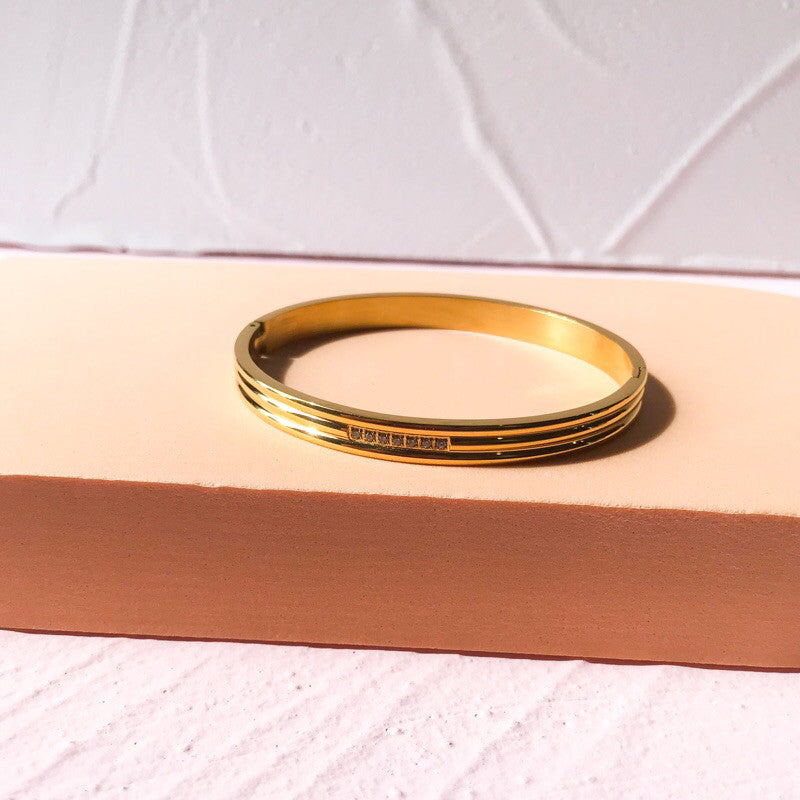 Gold Bangle in Stainless steel material/ Bracelet jewellery for lady accessories fashion necklace earrings