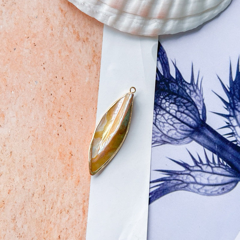 Seashell pendant plated in gold/ DIY shell accessories for necklace gold earrings